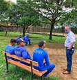 O prefeito de Piracicaba, Barjas Negri, conversa com operários em área da cidade; ele teve o registro da candidatura à reeleição impugnado pelo TRE, mas com o recurso ao TSE, segue em campanha  Foto: Divulgação / PSDB / Estadão Conteúdo