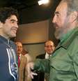 Maradona foi amigo e apoiador do líder cubano Fidel Castro até a morte  Foto: EPA / BBC News Brasil