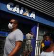Pessoas aguardam por pagamento do auxílio emergencial em agência da Caixa no Rio de Janeiro
05/05/2020
REUTERS/Pilar Olivares  Foto: Reuters