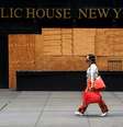 Mulher passa por bar fechado em Nova York. REUTERS/Carlo Allegri  Foto: Reuters