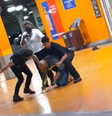 Imagem de agressão no Carrefour, com três funcionários ao redor de Beto Freitas; caso foi comparado com o de George Floyd, sufocado por policiais nos EUA  Foto: Reprodução / BBC News Brasil