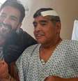 Maradona ao lado de seu médico, Leopoldo Luque, no dia em que recebeu alta.   Foto: Reprodução / Estadão Conteúdo