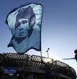 Maradona é homenageado em frente ao estádio do Napoli  Foto: Yara Nardi / Reuters