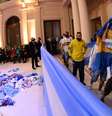Argentinos se despedem de Maradona na Casa Rosada  Foto: Argentina Presidency / Reuters
