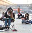Aula em praça de Turim para driblar fechamento de escolas de ensino médio  Foto: ANSA / Ansa - Brasil
