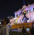 Fãs começaram as homenagens na Casa Rosada já durante a madrugada  Foto: Martin Villar / Reuters