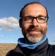 O jornalista de viagens Gabi Martínez ficou responsável por um rebanho de mais de 400 ovelhas  Foto: Gabi Martínez / BBC News Brasil