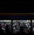 Passageiros em ônibus no Rio de Janeiro (RJ) em meio à pandemia de coronavírus  Foto: Ricardo Moraes / Reuters