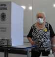 Candidata à vice-prefeita Luiza Erundina (PSOL), comparece para votar na Escola Rui Bloen em São Paulo  Foto: Ronaldo Silva / Futura Press