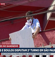 Boulos segura cartaz na sacada da sua casa  Foto: Reprodução/BandNews TV