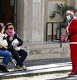 Homem vestido de Papai Noel no centro de Nápoles, sul da Itália  Foto: ANSA / Ansa