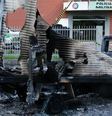 Caminhão incendiado diante de quartel da PM em Criciúma; houve troca de tiros, deixando um soldado ferido  Foto: Reuters / BBC News Brasil