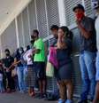 Pessoas esperam em fila para sacar auxílio emergencial em agência da Caixa, em Brasília
07/07/2020
REUTERS/Adriano Machado  Foto: Reuters