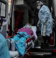 Idosa com sintomas de Covid-19 é colocada em ambulância, em São Paulo
02/07/2020
REUTERS/Amanda Perobelli  Foto: Reuters