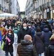 Movimentação em rua comercial de Turim, no norte da Itália  Foto: ANSA / Ansa - Brasil