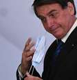 Bolsonaro retira a máscara após pronunciamento: presidente deu série de declarações polêmicas durante a pandemia  Foto: DW / Deutsche Welle