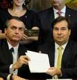 A ação que deve ser julgada pode afetar tanto o presidente Jair Bolsonaro quanto o presidente da câmara, Rodrigo Maia  Foto: Handout/Reuters / BBC News Brasil