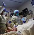 Médico Ashley Ferrel e fisioterapeuta Karen Miller cuidam de paciente da Covid-19 em UTI de hospital em Chicago, nos EUA
01/12/2020
REUTERS/Shannon Stapleton  Foto: Reuters