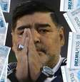 Maradona com a nota de 10 mil pesos (equivalente a R$ 640) proposta por fãs: a dor do luto ofuscada pelas disputas em família  Foto: Fotomontagem: Blog Sala de TV