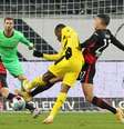 Youssoufa Moukoko  tenta lance pelo Borussia Dortmund  Foto: Daniel Roland  / Reuters