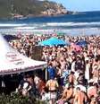 Aglomerações na Praia do Rosa, em Imbituba, têm sido comuns durante a pandemia de covid-19  Foto: AFP / BBC News Brasil