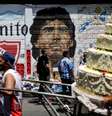Pessoas passam em frente a grafite de Maradona em Buenos Aires
27/11/2020 REUTERS/Ricardo Moraes  Foto: Reuters