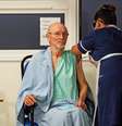 "Bill" William Shakespeare, 81, recebe vacina contra Covid-19 no Hospital Universitário de Coventry
 8/12/ 2020 Jacob King/Pool via REUTERS     Foto: Reuters