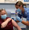 Vacina Pfizer/BioNTech contra Covid-19 é aplicada em idosa em hospital de Edimburgo, na Escócia
08/12/2020
Andrew Milligan/Pool via REUTERS  Foto: Reuters