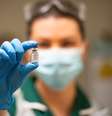 Enfermeira britânica segura dose de vacina Pfizer/BioNTech contra Covid-19
08/12/2020
Jacob King/Pool via REUTERS  Foto: Reuters