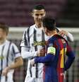 Cristiano Ronaldo e Messi se cumprimentam antes do duelo entre Juventus e Barcelona (foto de arquivo)  Foto: Albert Gea / Reuters