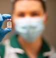 Enfermeira segura frasco com vacina Pfizer/BioNTech contra Covid-19 na Universidade de Coventry, no Reino Unido
08/12/2020 Jacob King/Pool via REUTERS  Foto: Reuters