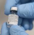 Frasco com vacina da Pfizer e BioNTech em hospital em Belfast, Irlanda do Norte 
08/12/2020
Liam McBurney/Pool via REUTERS  Foto: Reuters