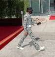 Lewis Hamilton entrou no paddock de Yas Marina   Foto: Reprodução/Twitter / Grande Prêmio