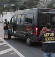 A prefeitura de Santos voltou a instalar barreiras para evitar a entrada de turistas de um dia. Ônibus e vans são abordados em acessos às praias  Foto: Prefeitura de Santos/Divulgação / Estadão