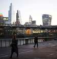 Pessoas caminham em Londres durante pandemia de Covid-19
14/12/2020 REUTERS/Henry Nicholls  Foto: Reuters