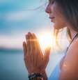 Oração e meditação são coisas diferentes, mas com uma ligação muito forte  Foto: microgen / iStock