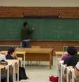 Professor em sala de aula com alunos  Foto: Agência Brasil / Estadão Conteúdo