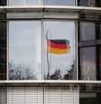 Bandeira da Alemanha refletida em prédio de Berlim. REUTERS/Hannibal Hanschke   Foto: Reuters