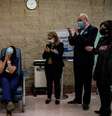 Governador de Nova Jersey, Phil Murphy, observa Maritza Beniquez receber vacina contra Covid-19 em Newark, Nova Jersey
 15/12/2020  Kirsten Luce/Pool via REUTERS  Foto: Reuters