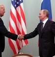 Encontro entre Biden e Putin em março de 2011, quando o americano era vice-presidente  Foto: EPA / Ansa - Brasil