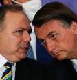 Ex-ministro da Saúde, Eduardo Pazuello, conversa com presidente Jair Bolsonaro durante cerimônia de anúncio da operacionalização do plano de vacinação contra Covid-19 no Palácio do Planalto
16/12/2020 REUTERS/Ueslei Marcelino  Foto: Reuters