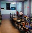 Erwin Pozuelos e sua esposa Aura Cartagena dentro de sala de aula da escola técnica que tiveram de fechar na Cidade da Guatemala devido à pandemia de Covid-19
21/08/2020 REUTERS/Luis Echeverria  Foto: Reuters