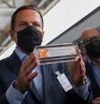Doria e diretor do Butantan, Dimas Covas (ao fundo), com caixa de vacina chinesa CoronaVac no aeroporto internacional de São Paulo, em Guarulhos
 19/11/2020 REUTERS/Amanda Perobelli  Foto: Reuters
