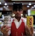 Garçom com latinhas de cerveja em um bar em São Paulo (SP) 
25/07/2018
REUTERS/Nacho Doce  Foto: Reuters