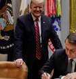 Em foto de março de 2018, Bolsonaro assina livro de visitas da Casa Branca  Foto: Alan Santos/Presidência da República / BBC News Brasil