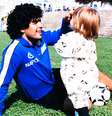 Maradona e a filha Dalma em 1989: ex-jogador demorou anos para reconhecer filhos fruto de casos extraconjugais  Foto: Getty Images / BBC News Brasil