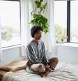 O seu local de meditação deve ser confortável, silencioso e inspirar uma sensação de pureza e limpeza  Foto: Goodboy Picture Company / iStock