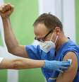 Profissional de saúde reage após receber a vacina
REUTERS/Lisi Niesner  Foto: Reuters