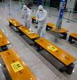 Trabalhadores em trajes de proteção desinfetam área de desembarque do aeroporto de Incheon, na Coreia do Sul
28/12/2020 REUTERS/Kim Hong-Ji  Foto: Reuters