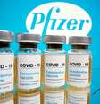 Frascos com adesivo de vacina da Covid ante logo da Pfizer
31/10/2020
REUTERS/Dado Ruvic  Foto: Reuters